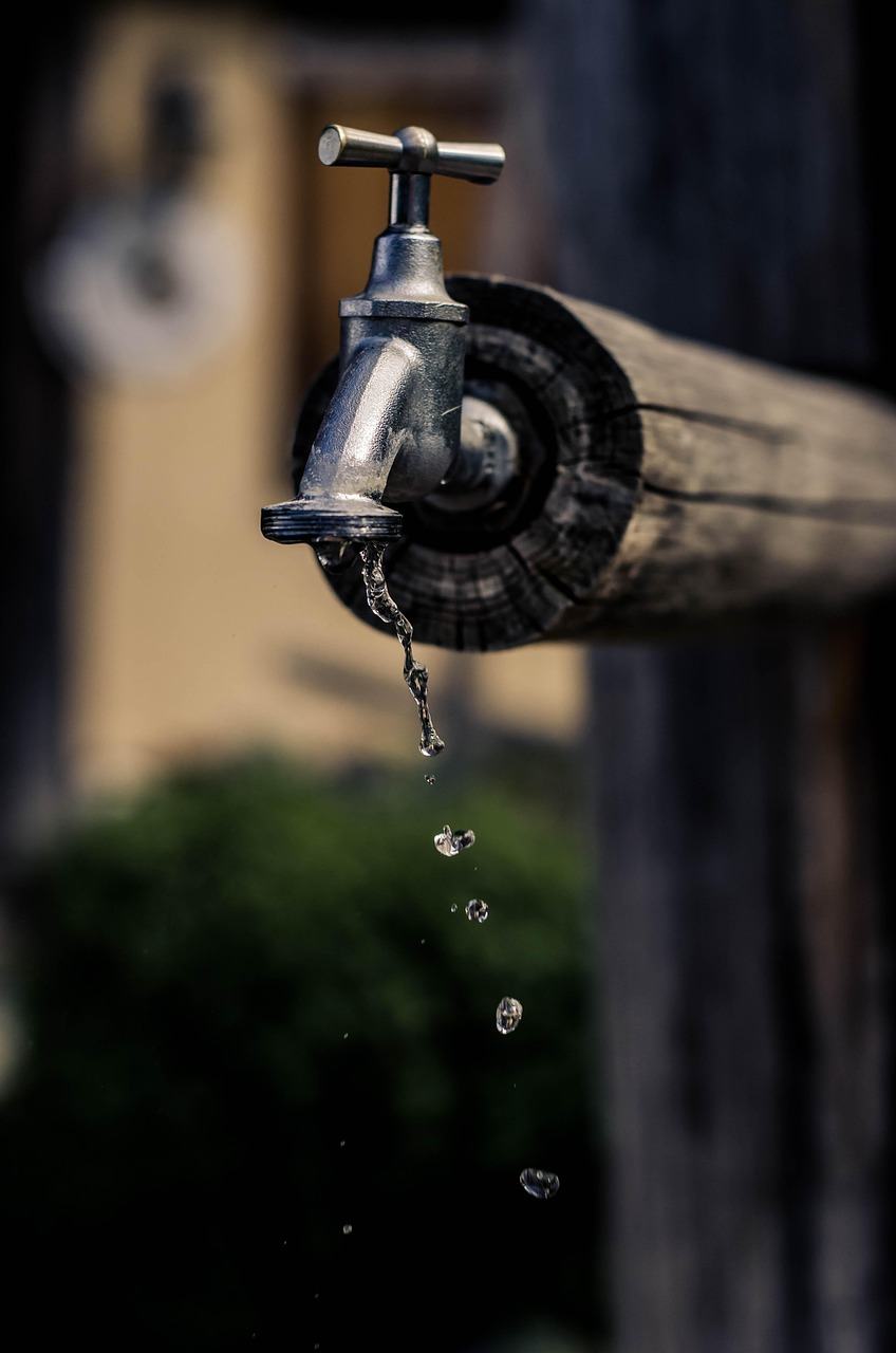 Robinet domestique avec une goutte d’eau visible