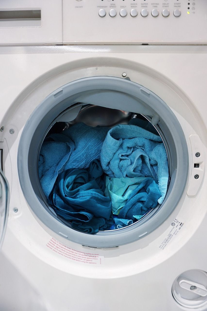 Lave-linge domestique clairement visible dans une cuisine