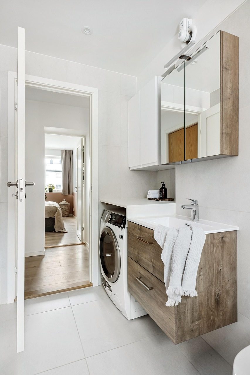 Buanderie domestique contemporaine avec lave-linge clairement visible