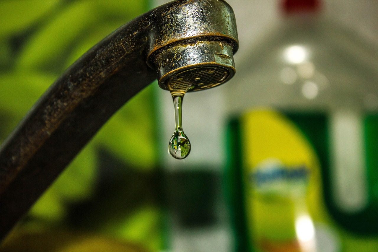 Robinet domestique qui goutte, problème clairement identifiable
